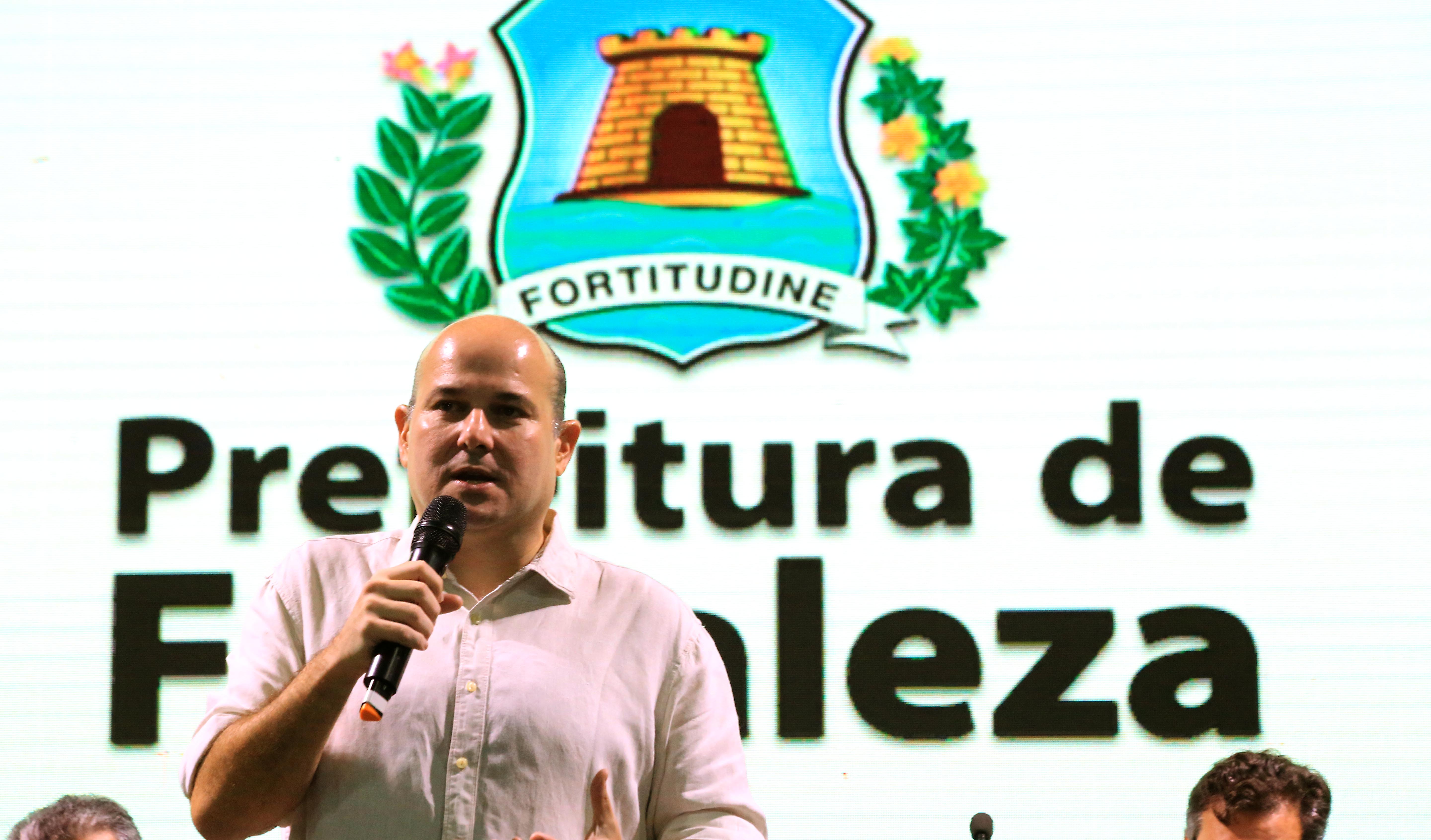 prefeito roberto cláudio fala ao microfone